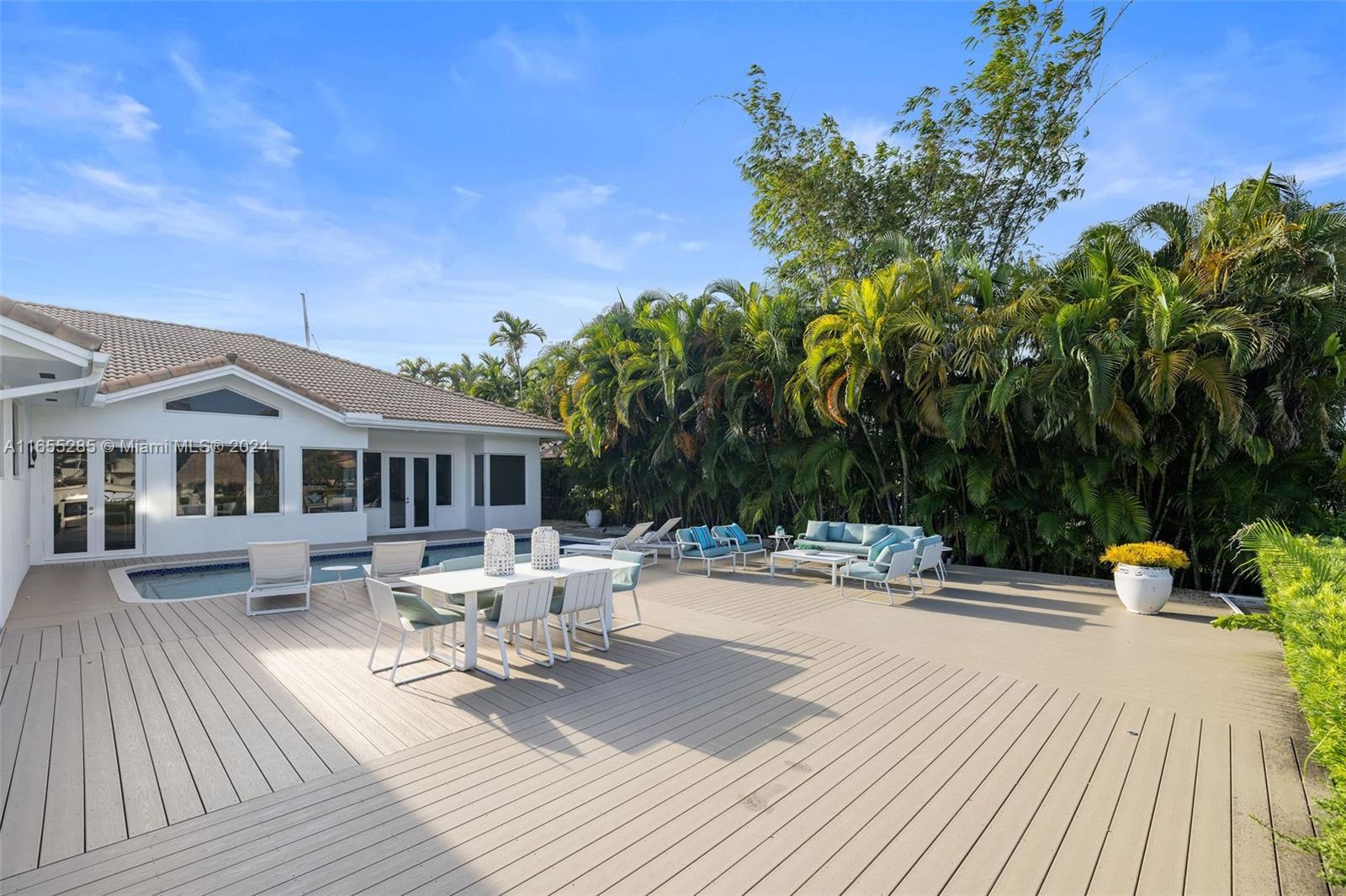 543 Hibiscus Dr, Hallandale Beach FL 33009