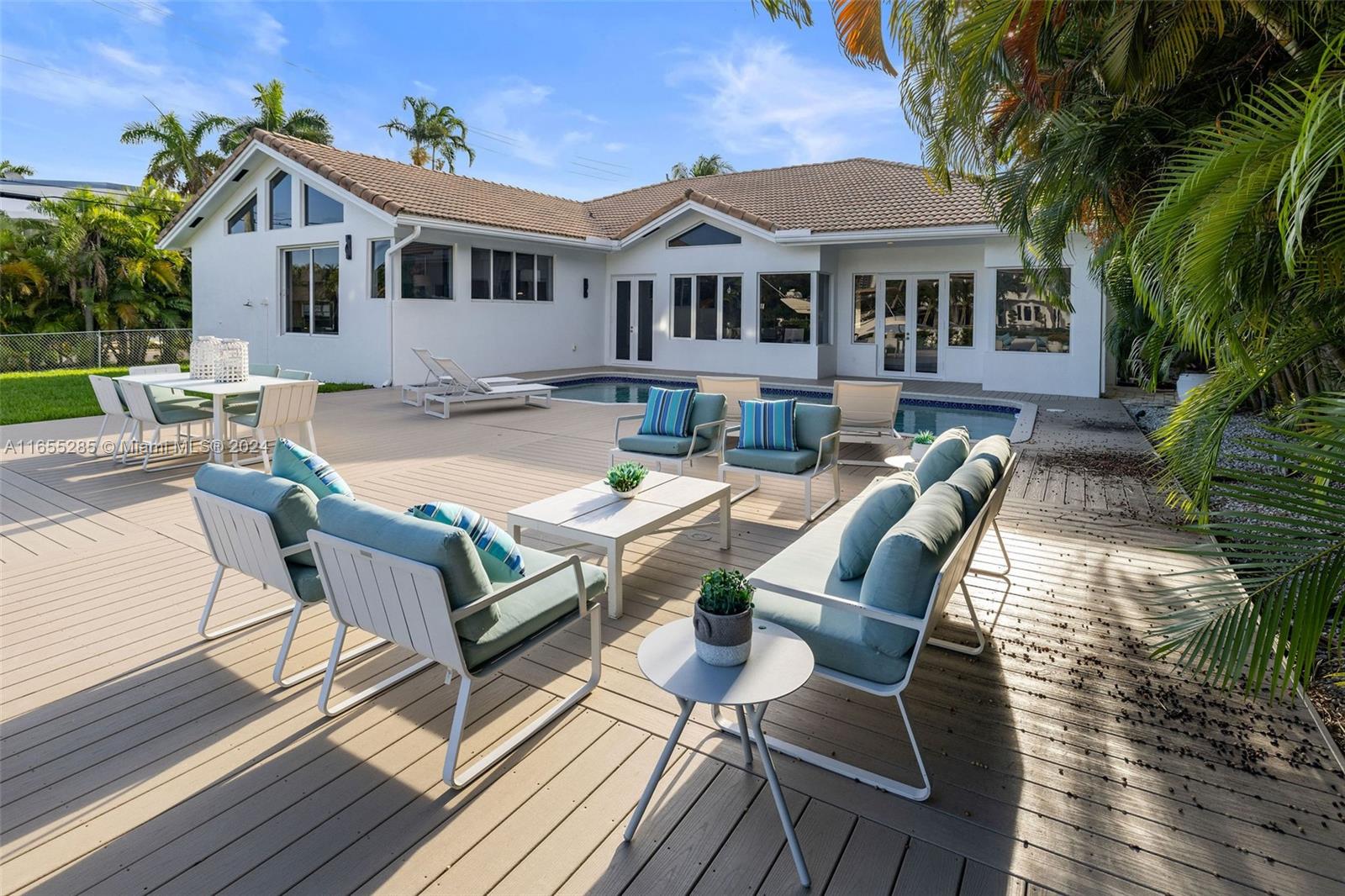 543 Hibiscus Dr, Hallandale Beach FL 33009