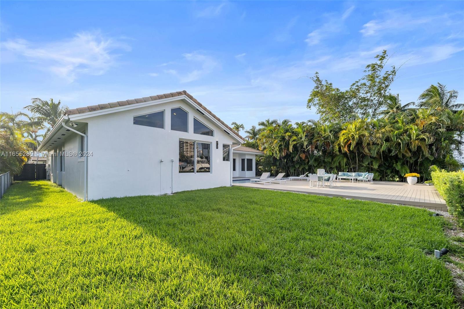 543 Hibiscus Dr, Hallandale Beach FL 33009