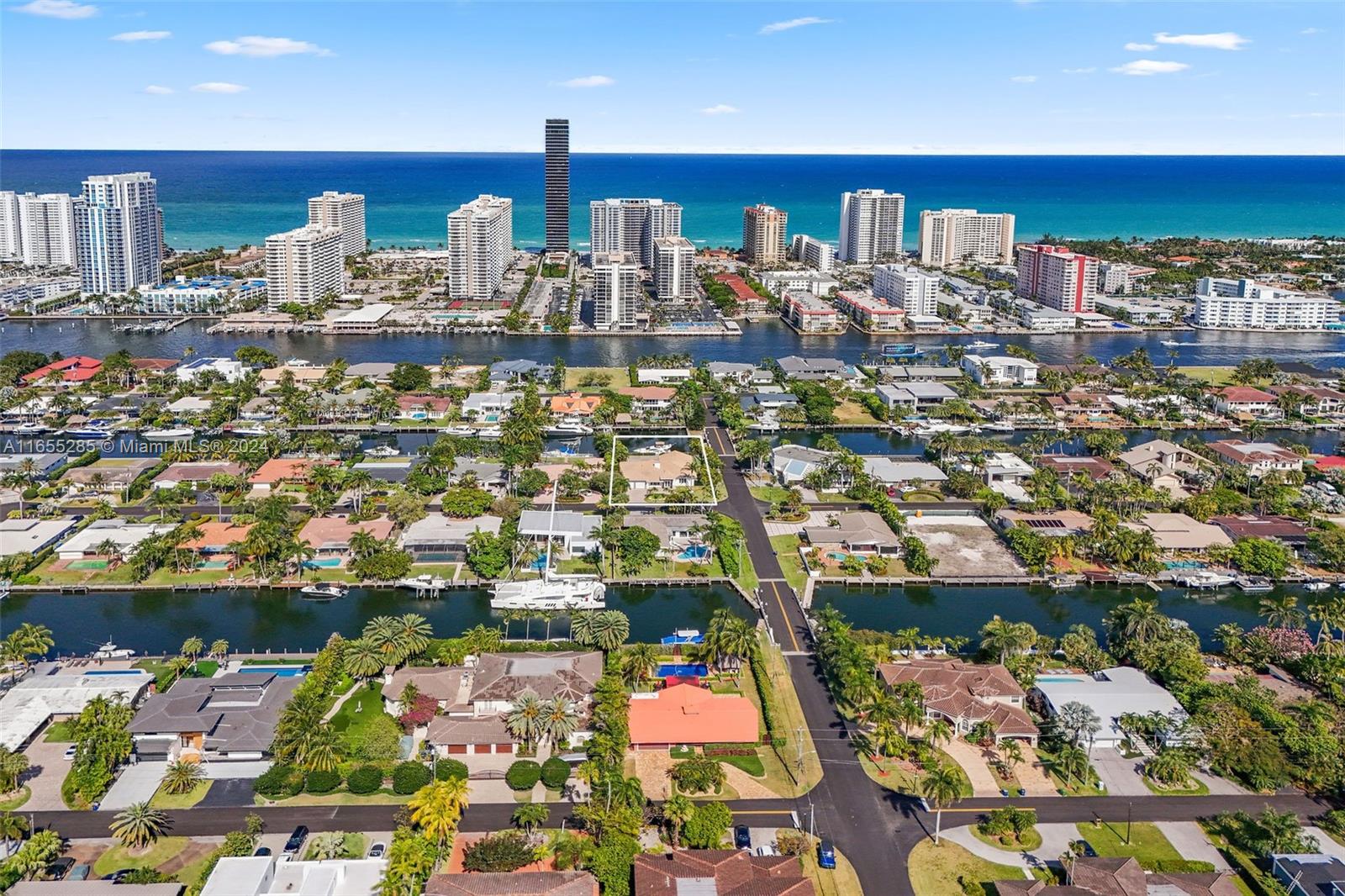 543 Hibiscus Dr, Hallandale Beach FL 33009