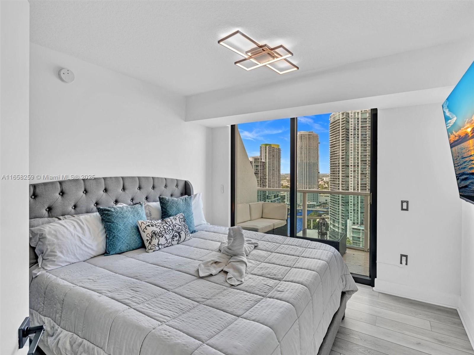 41 SE 5th St #1717, Miami FL 33131