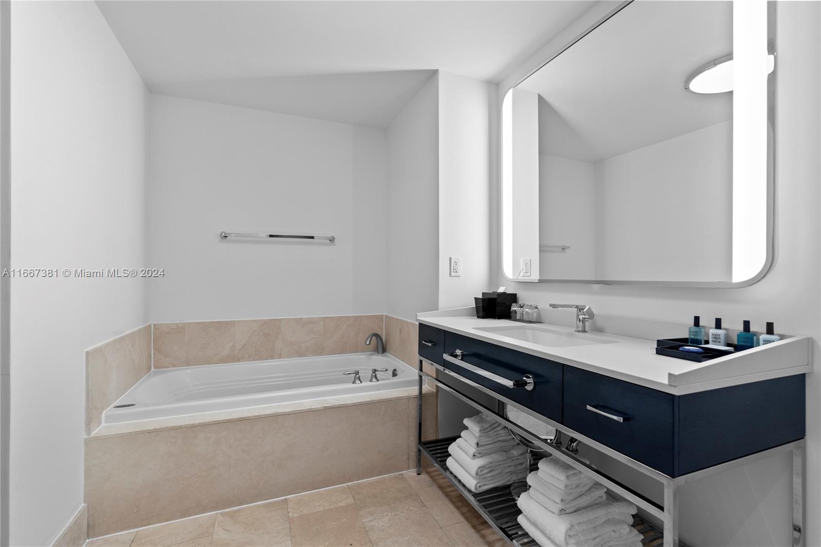 4401 Collins Ave #1709, Miami Beach FL 33140