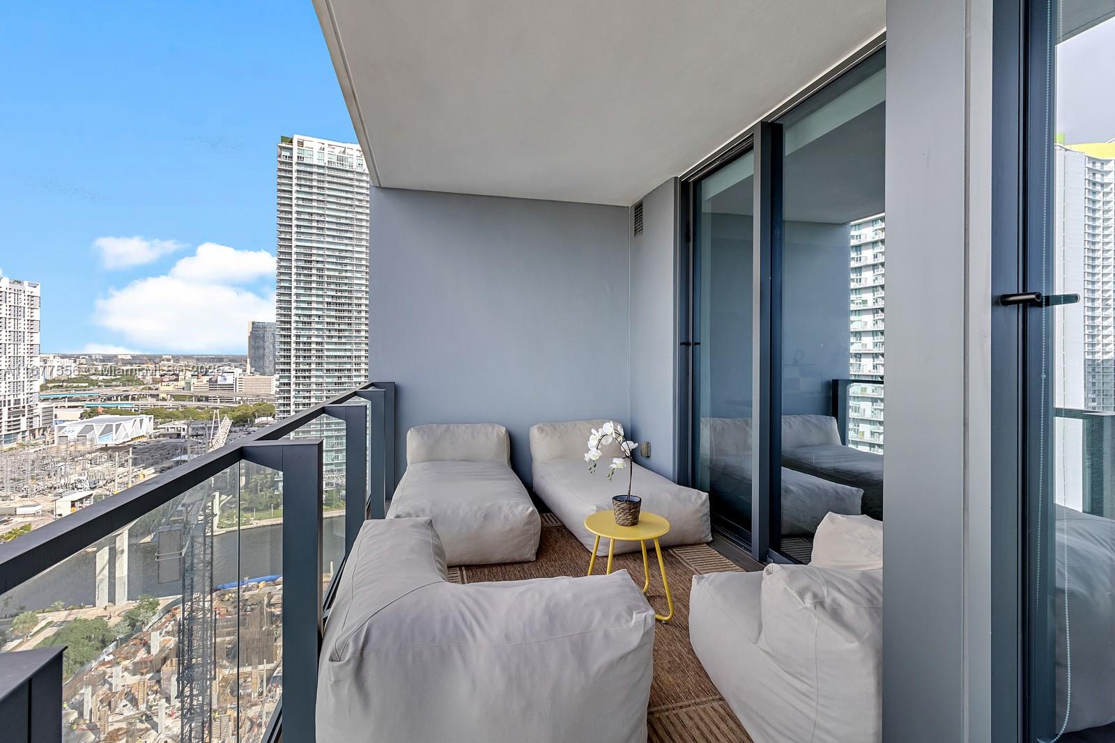 88 SW 7th St #1710, Miami FL 33130