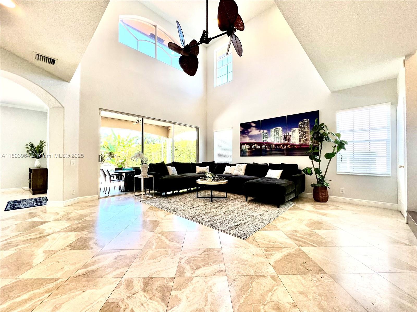 Hollywood FL 33019 - A11693964