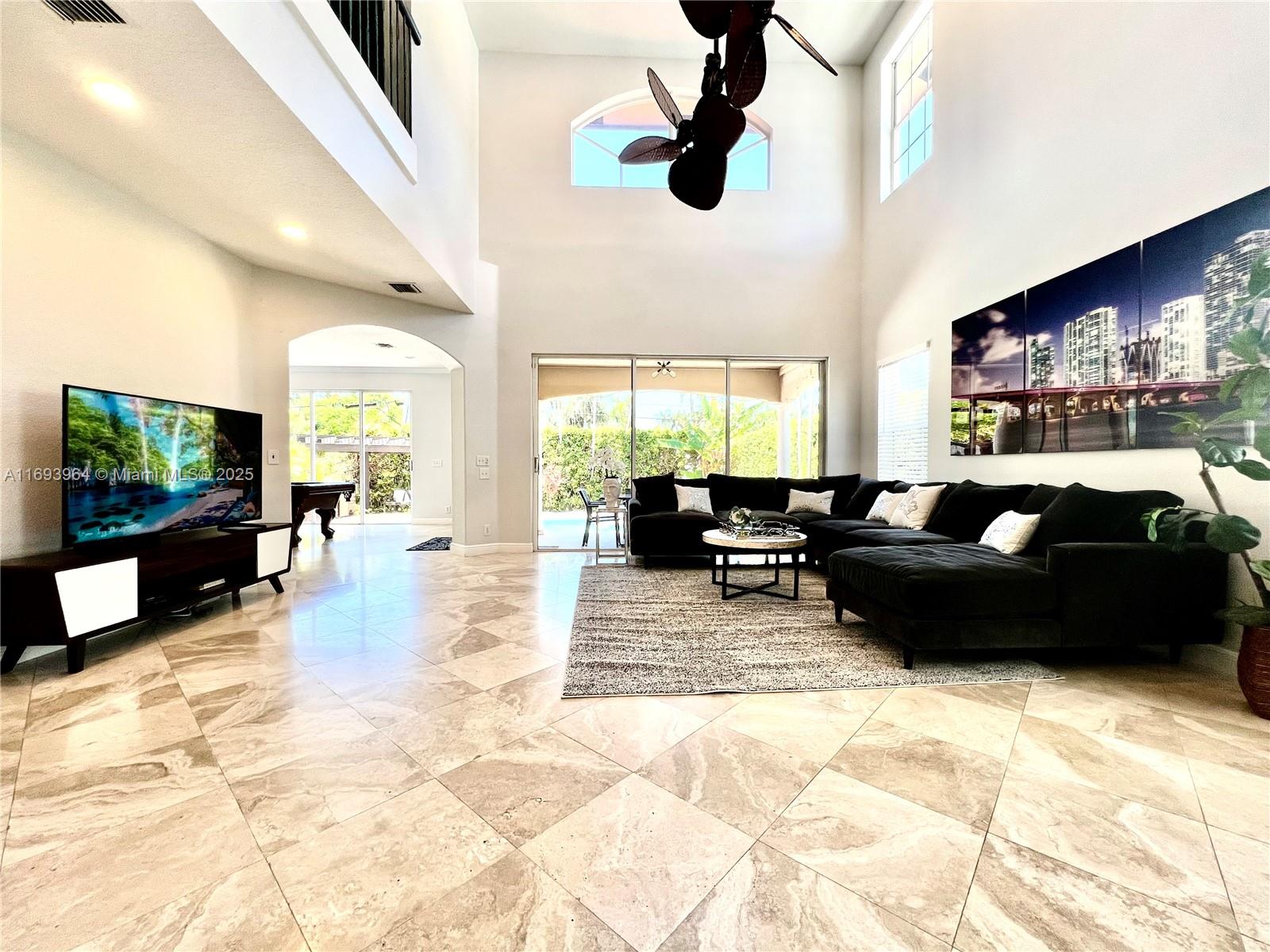 Hollywood FL 33019 - A11693964