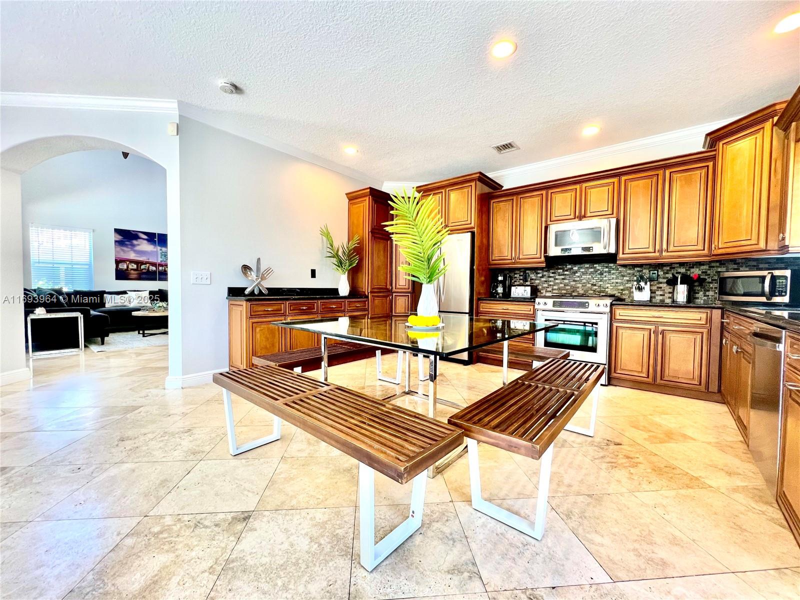 Hollywood FL 33019 - A11693964
