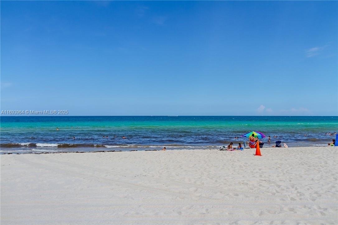 Hollywood FL 33019 - A11693964