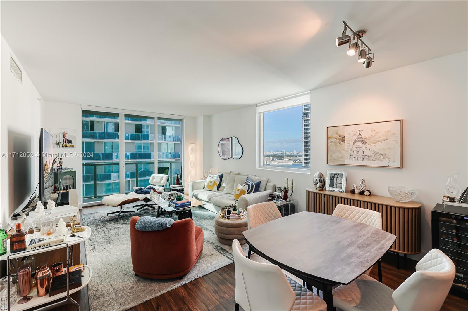 55 SE 6th St #3407, Miami FL 33131
