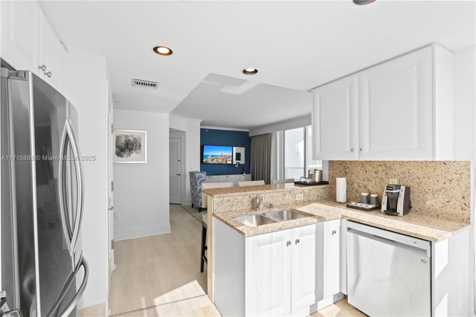 4401 Collins Ave #2104, Miami Beach FL 33140