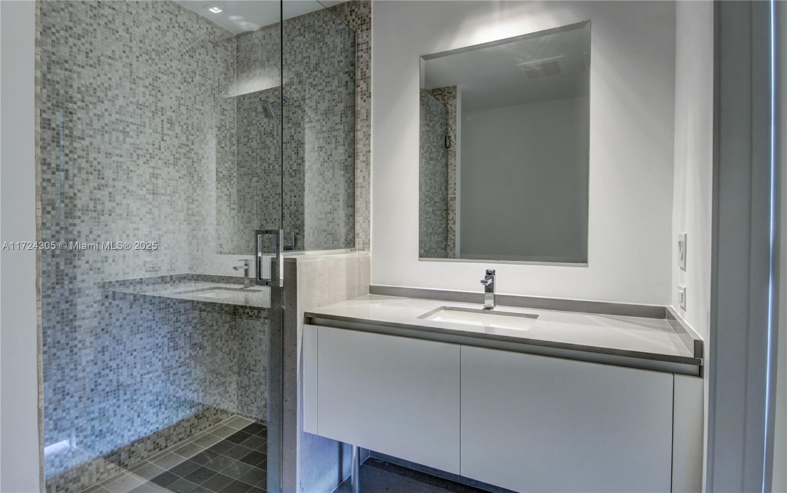 68 SE 6th St #3511, Miami FL 33131