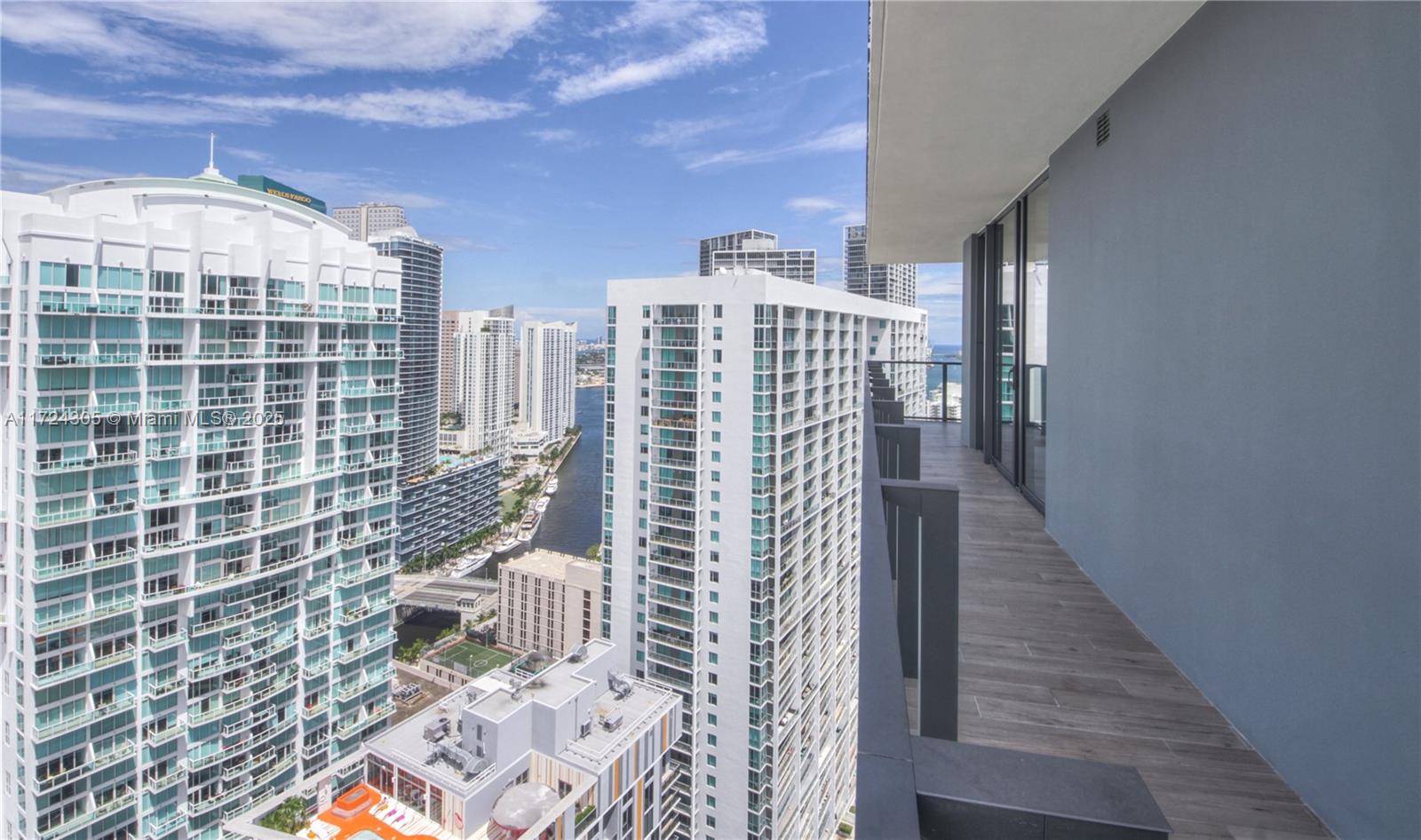 68 SE 6th St #3511, Miami FL 33131
