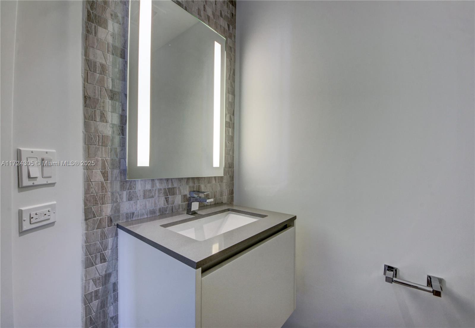 68 SE 6th St #3511, Miami FL 33131