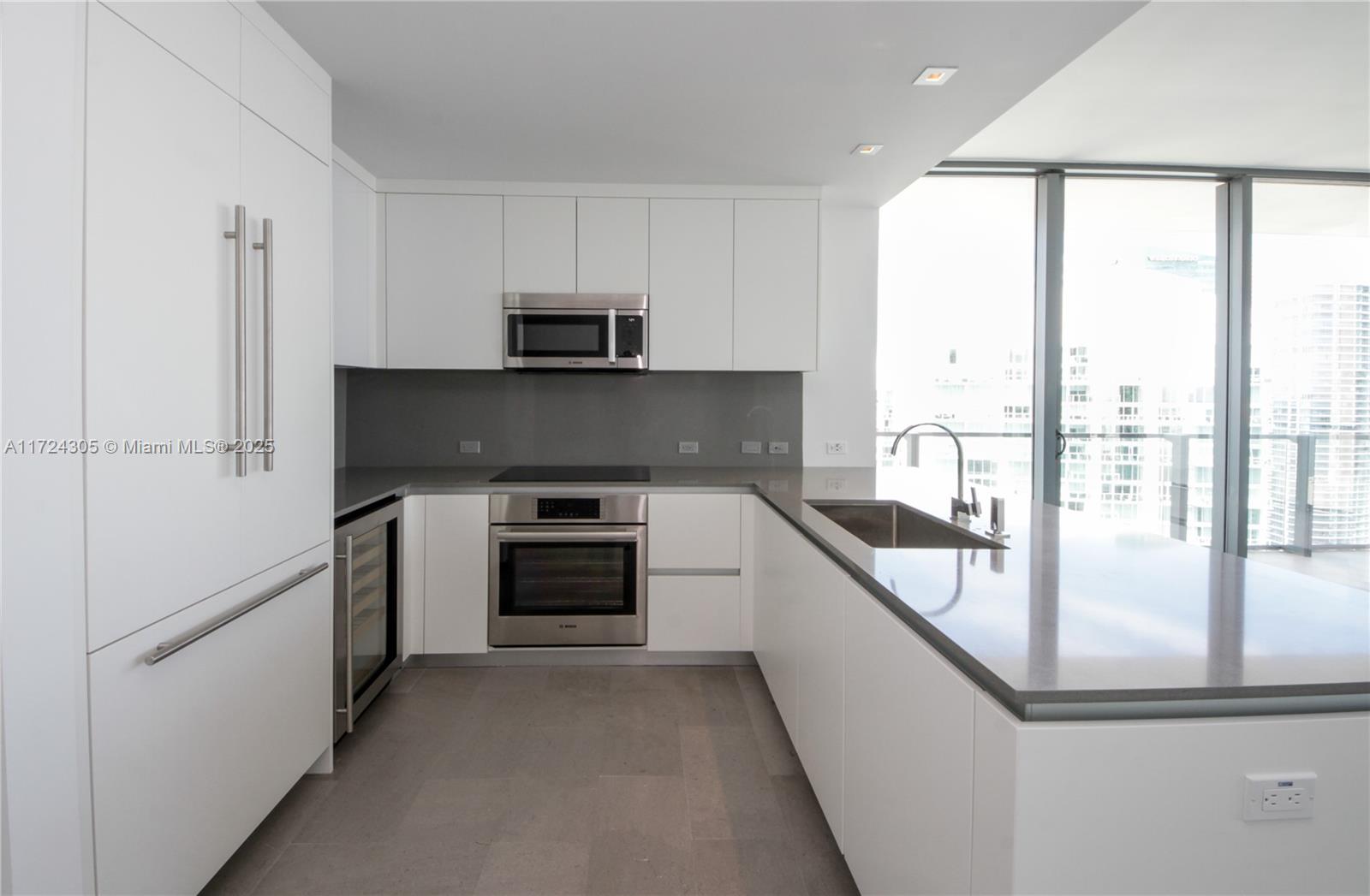 68 SE 6th St #3511, Miami FL 33131