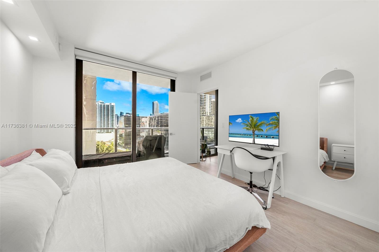 55 SW 9th St #1701, Miami FL 33130