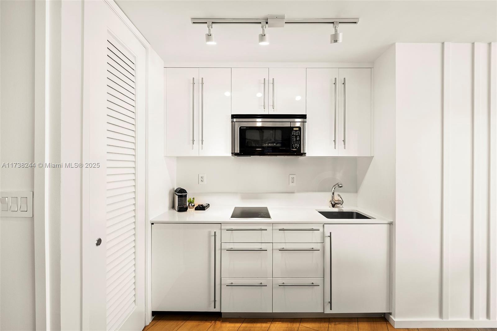2201 Collins Ave #811, Miami Beach FL 33139