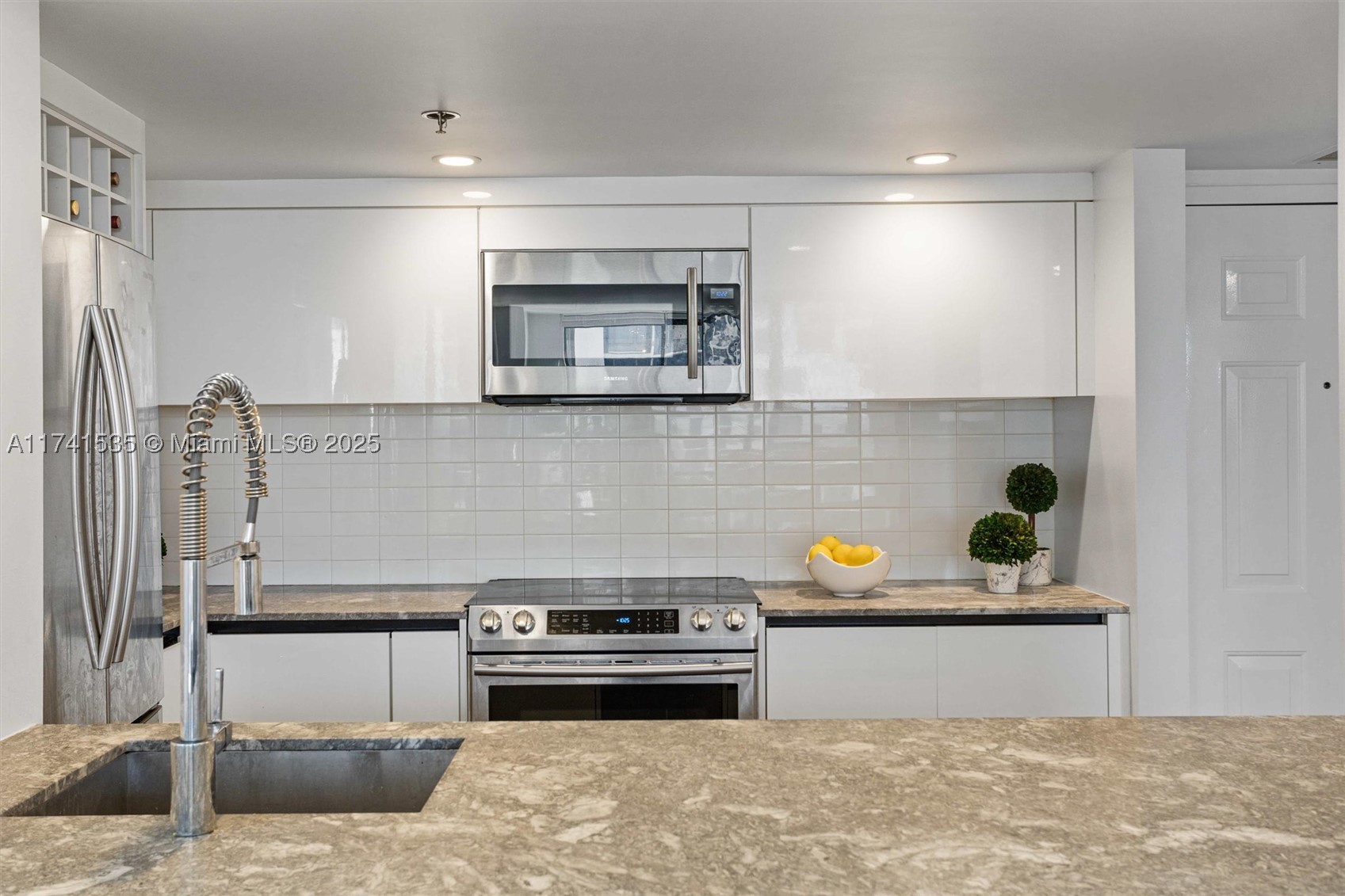 540 Brickell Key Dr #1519, Miami FL 33131