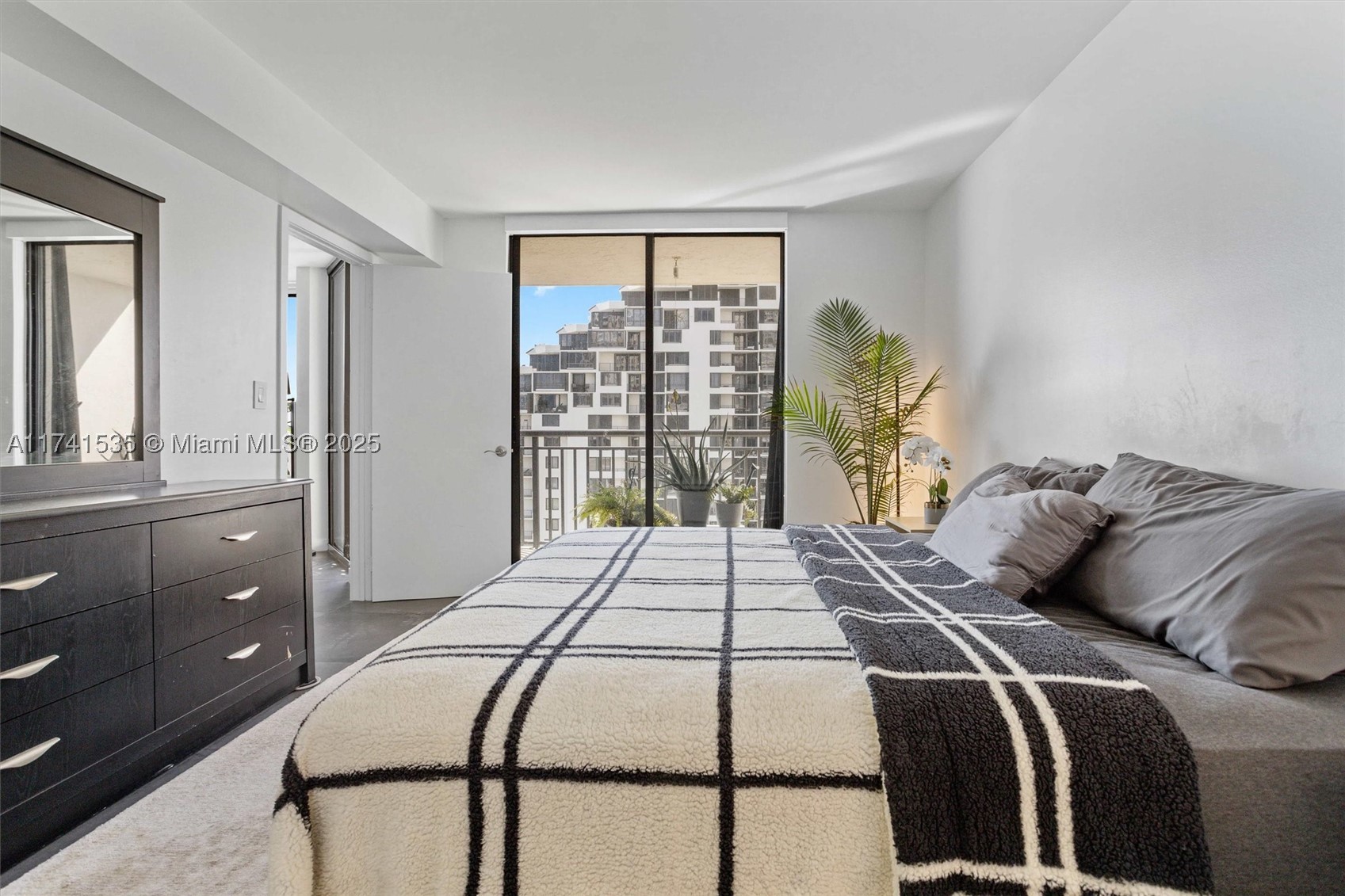 540 Brickell Key Dr #1519, Miami FL 33131