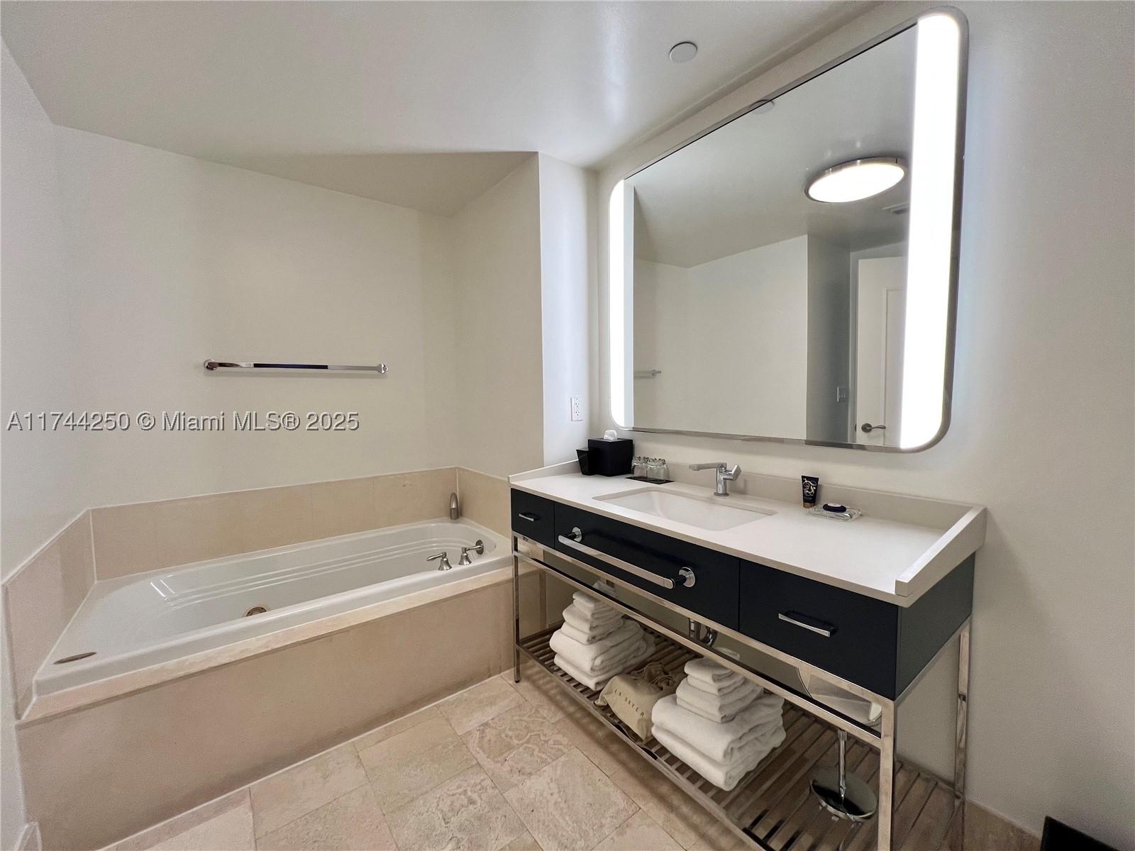 4401 Collins Ave #1401, Miami Beach FL 33140