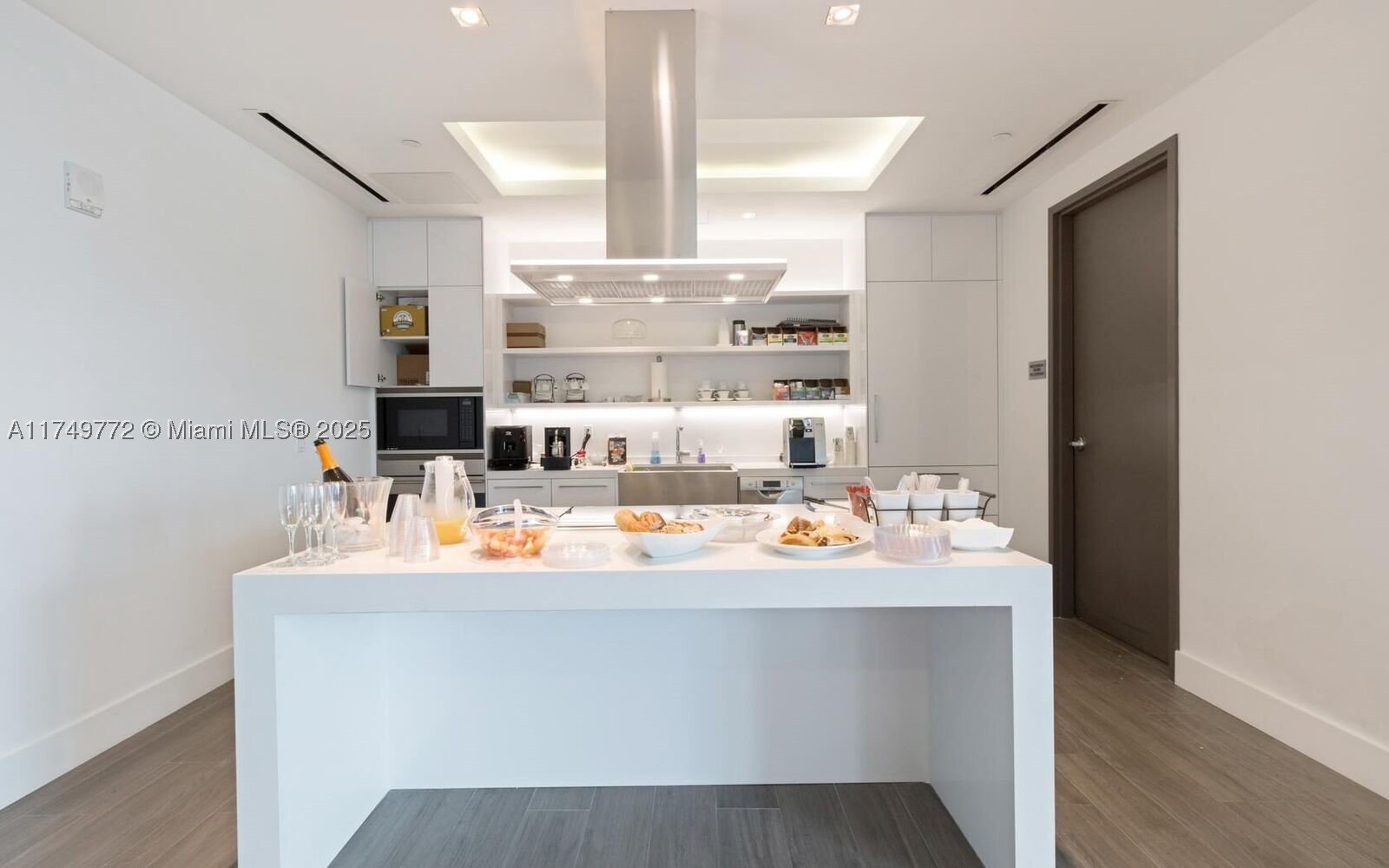 17111 Biscayne Blvd #2001, North Miami Beach FL 33160
