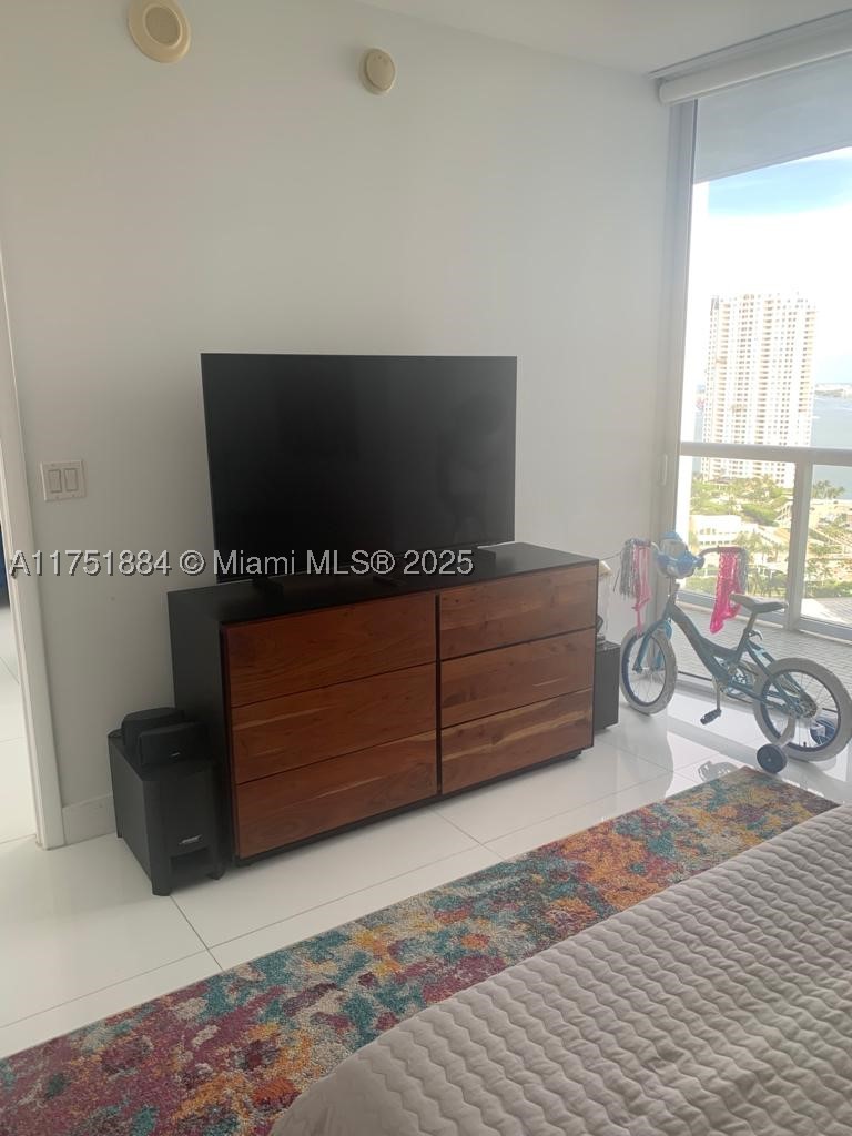 465 Brickell Ave #2405, Miami FL 33131