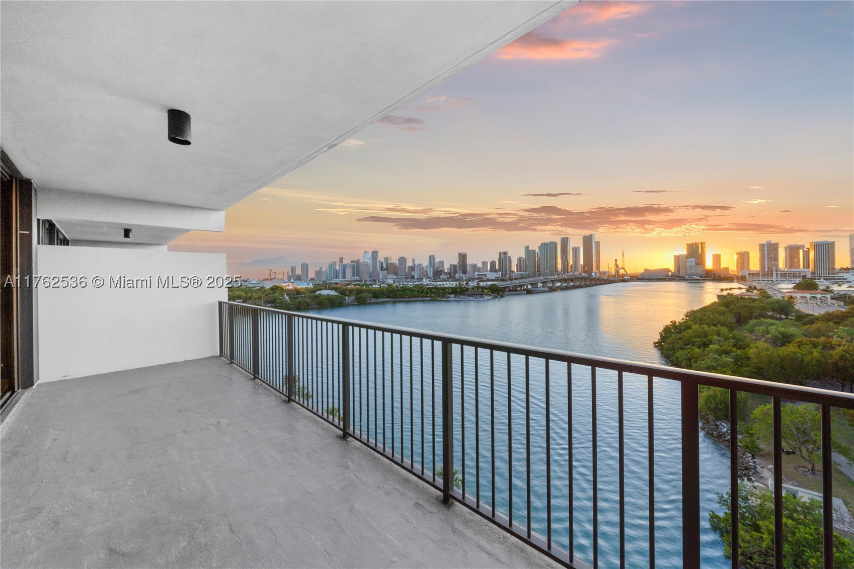 1000 Venetian Way #810, Miami FL 33139