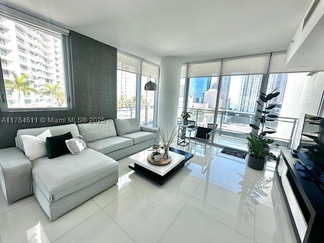 92 SW 3rd St #1410, Miami FL 33130