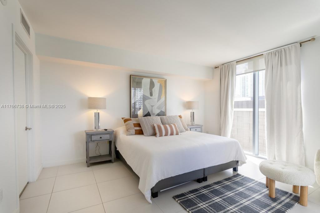 31 SE 6th St #1601, Miami FL 33131