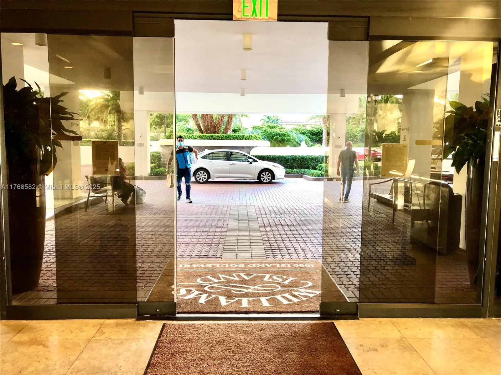 1000 W Island Blvd #712, Aventura FL 33160