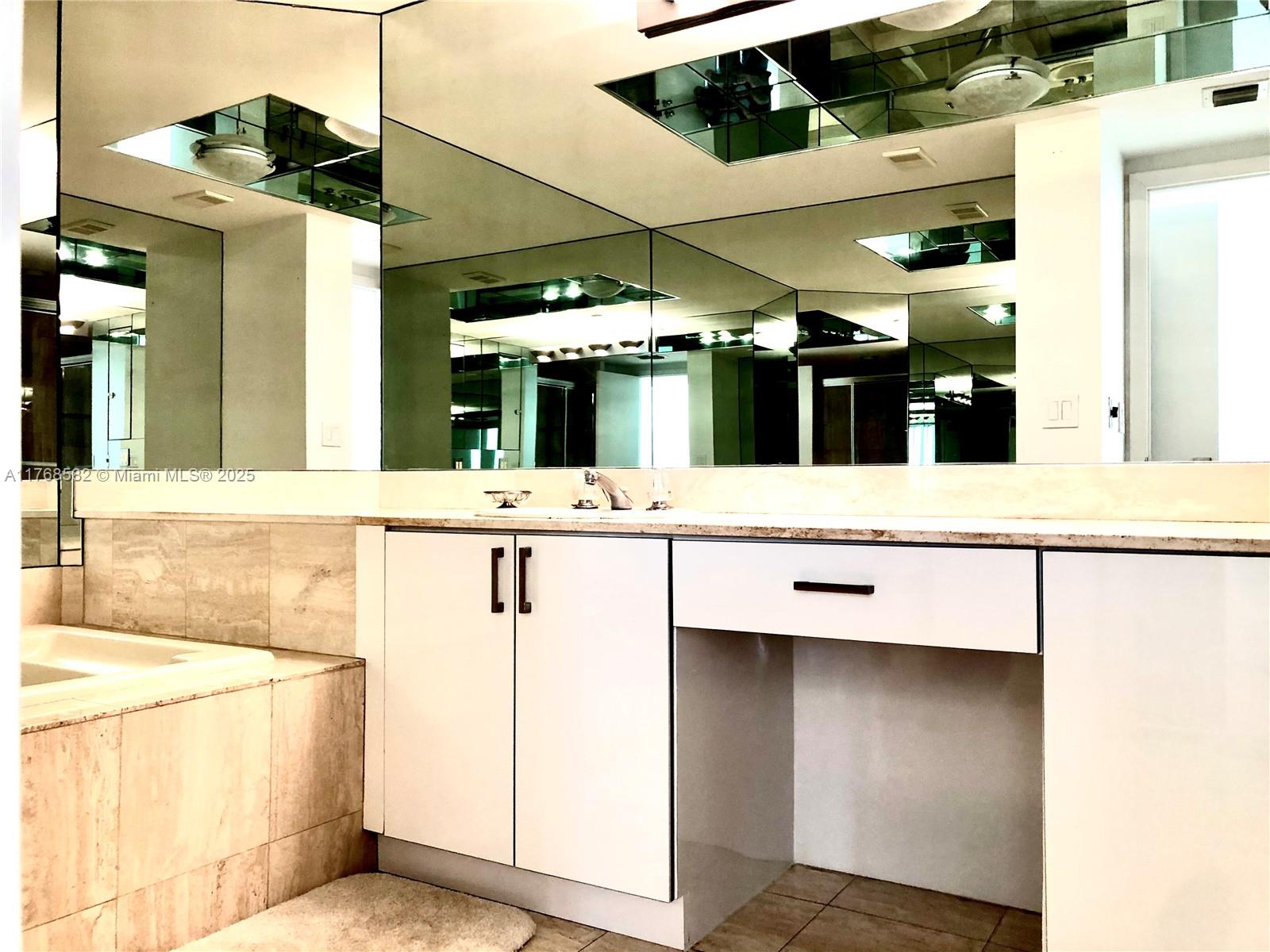 1000 W Island Blvd #712, Aventura FL 33160
