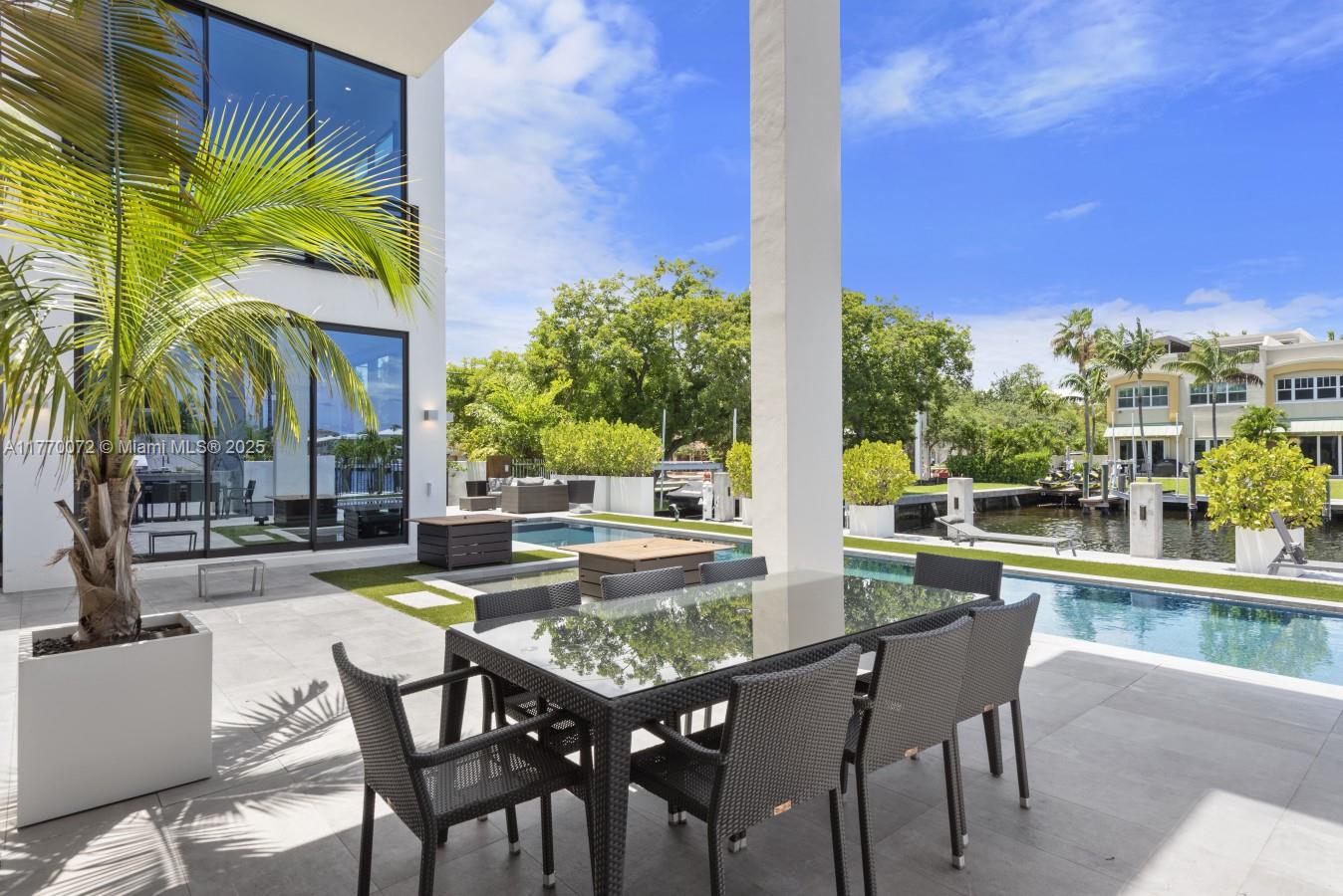 1400 Bayview Dr, Fort Lauderdale FL 33304