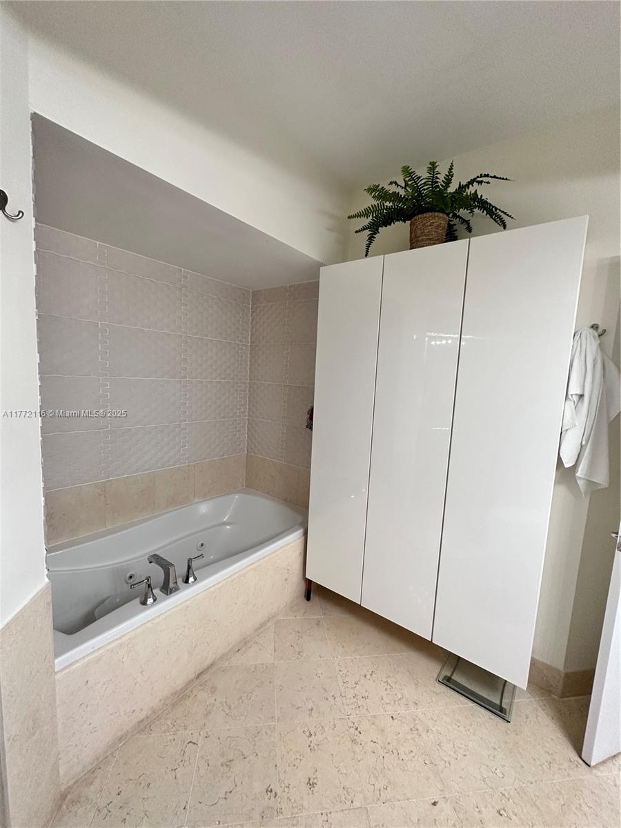 19900 E Country Club Dr #1012, Aventura FL 33180