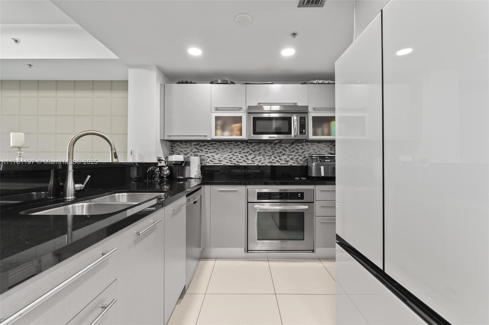 253 NE 2nd St #1003, Miami FL 33132