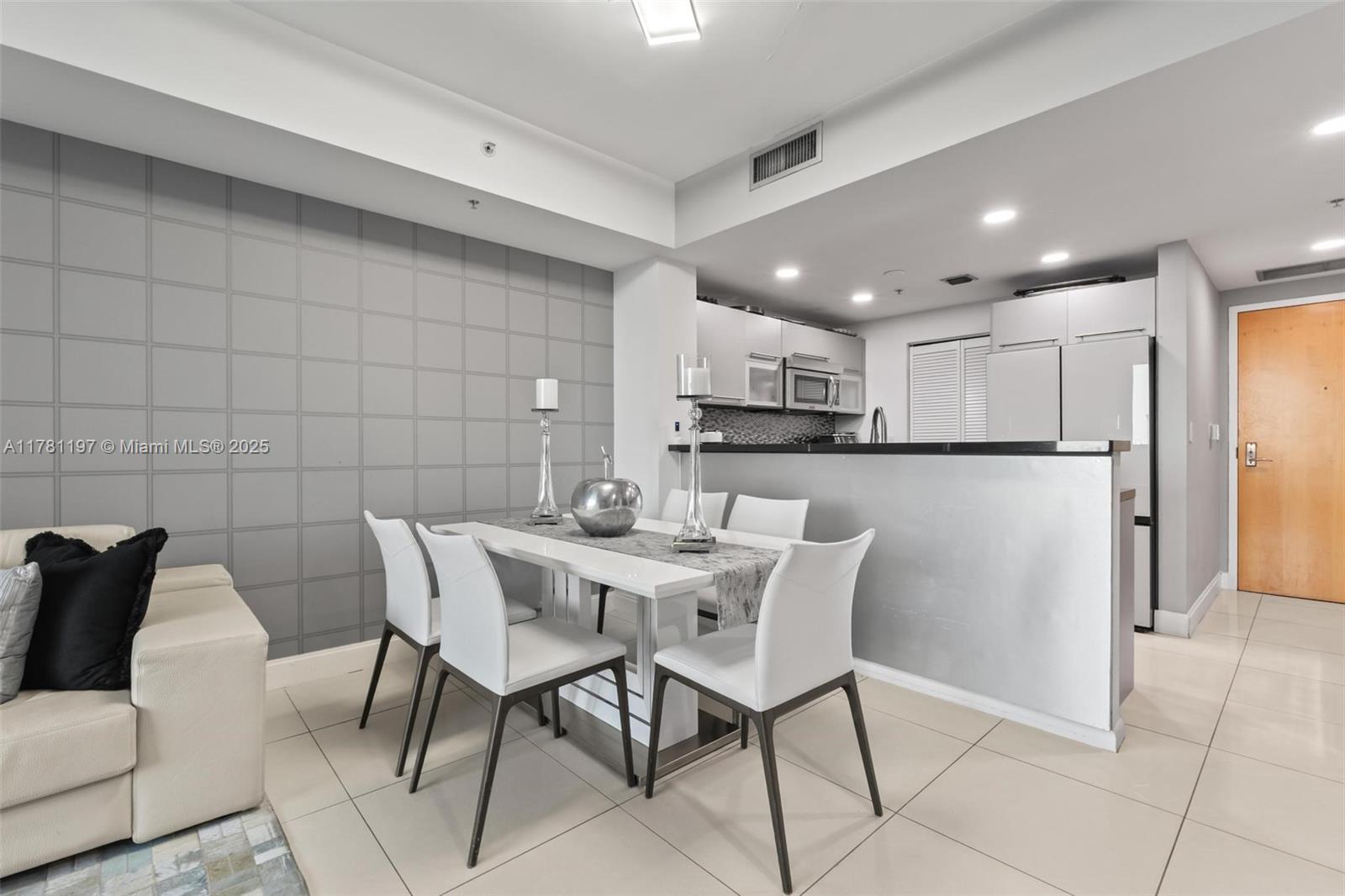 253 NE 2nd St #1003, Miami FL 33132