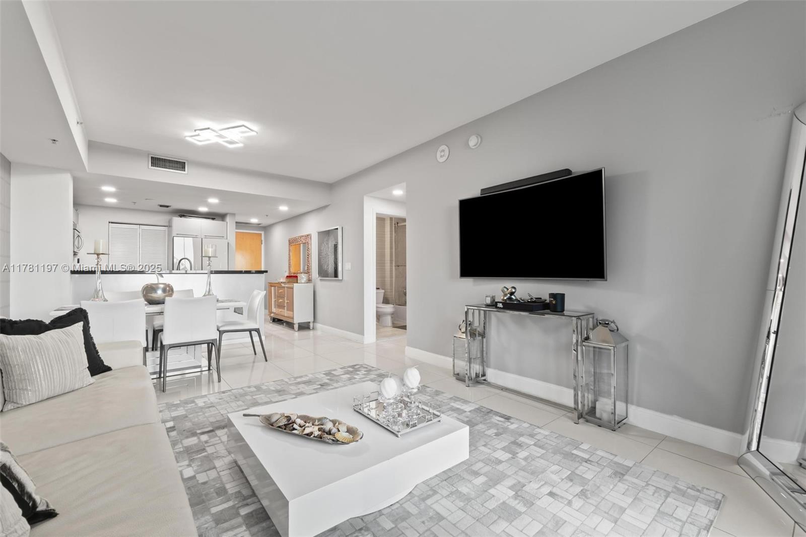 253 NE 2nd St #1003, Miami FL 33132