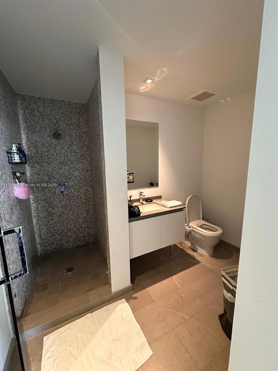 88 SW 7th St #810, Miami FL 33130