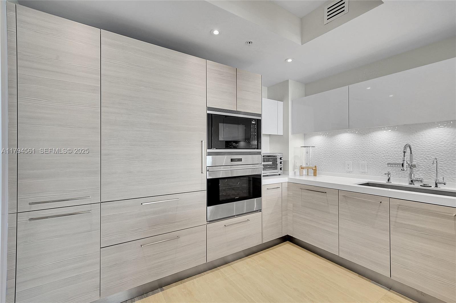 17111 Biscayne Blvd #2208, Aventura FL 33160