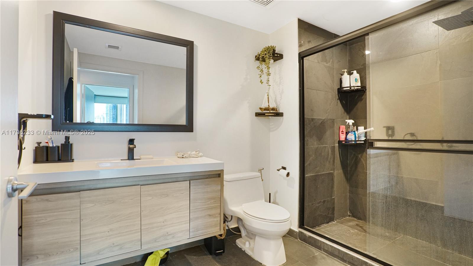 55 SE 6th St #1804, Miami FL 33131