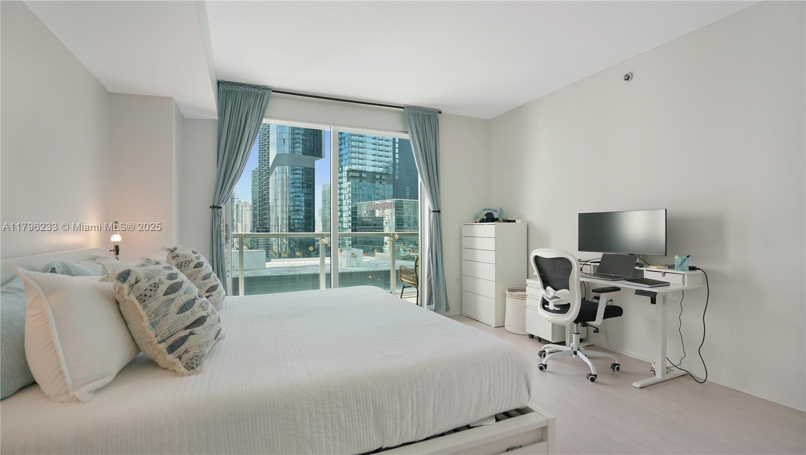 55 SE 6th St #1804, Miami FL 33131