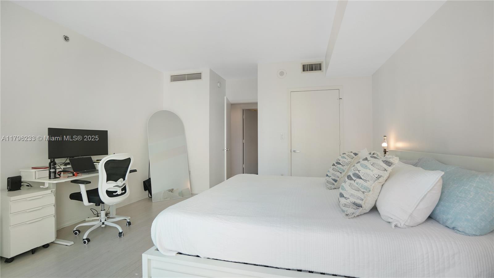 55 SE 6th St #1804, Miami FL 33131