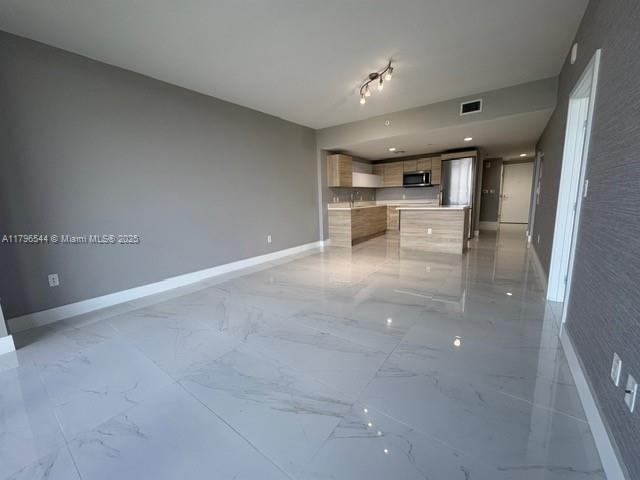 16385 Biscayne Blvd #1806 +1 parking, North Miami Beach FL 33160