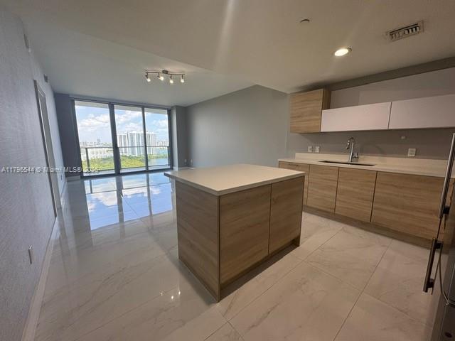 16385 Biscayne Blvd #1806 +1 parking, North Miami Beach FL 33160