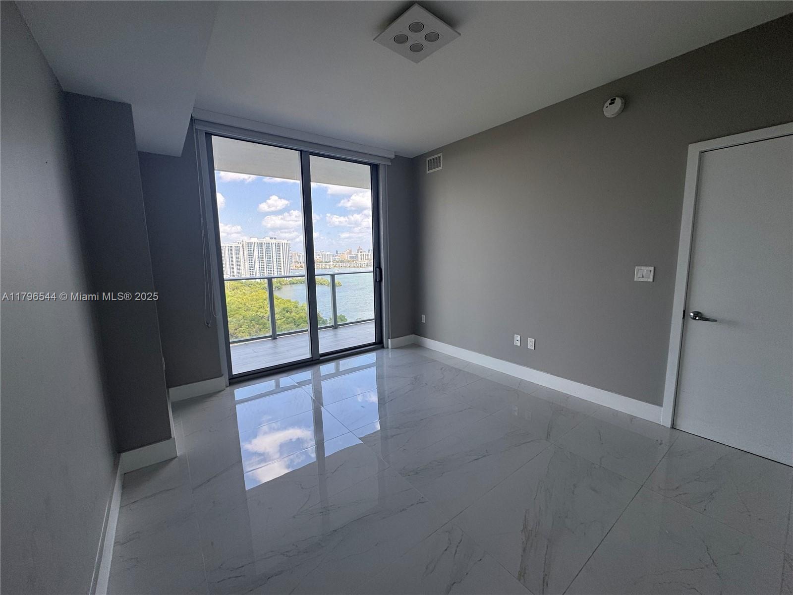 16385 Biscayne Blvd #1806 +1 parking, North Miami Beach FL 33160