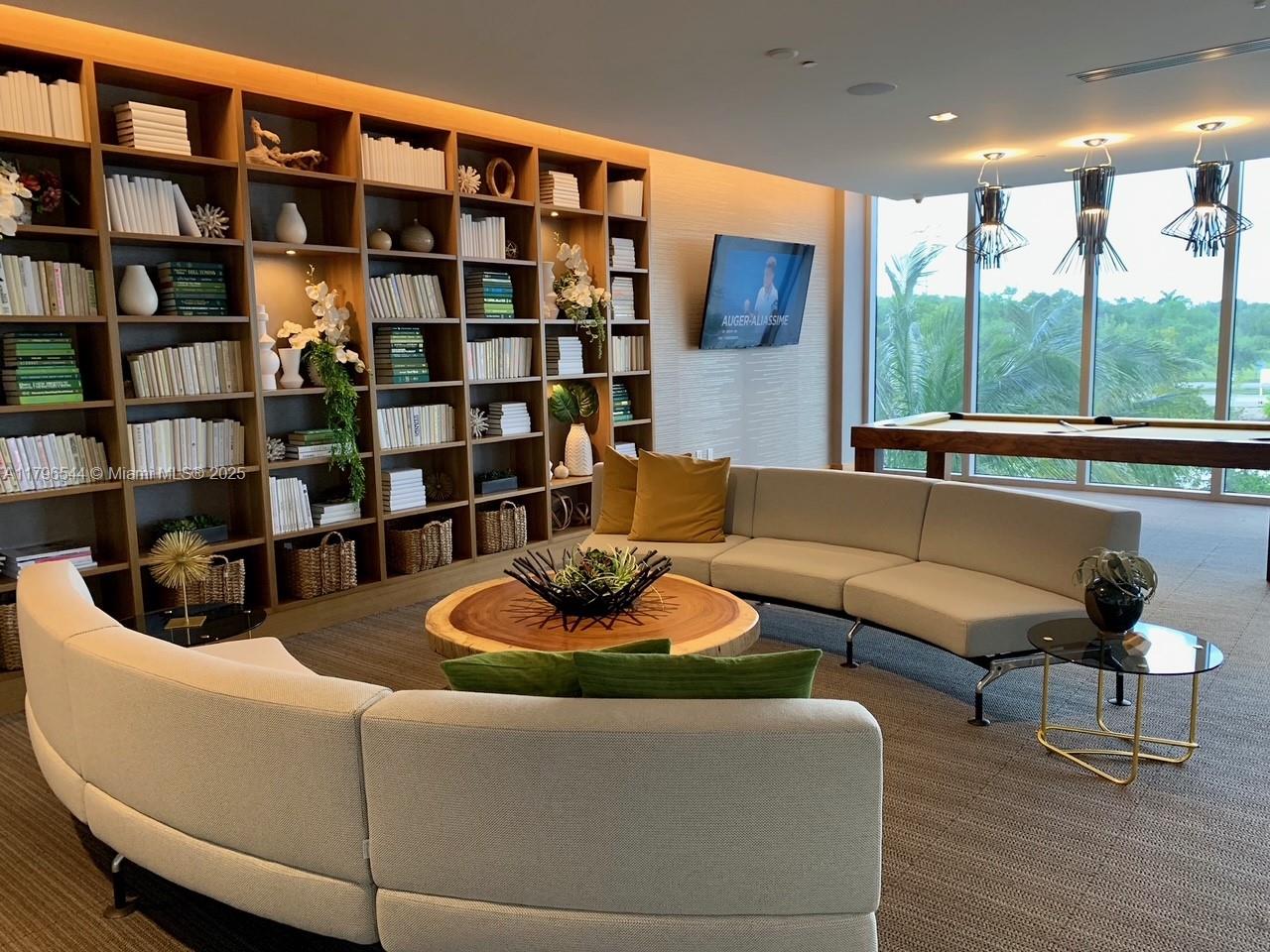 16385 Biscayne Blvd #1806 +1 parking, North Miami Beach FL 33160