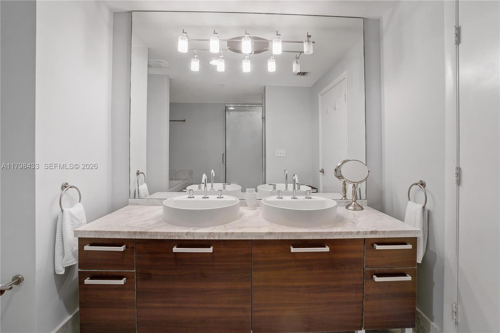 253 NE 2nd St #2201, Miami FL 33132