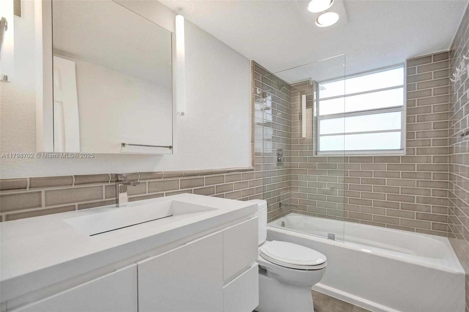 137 Golden Isles Dr #1105, Hallandale Beach FL 33009