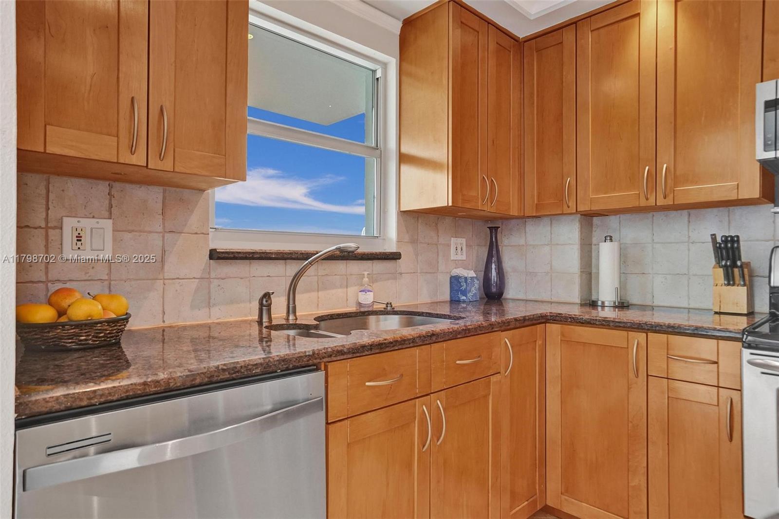 137 Golden Isles Dr #1105, Hallandale Beach FL 33009