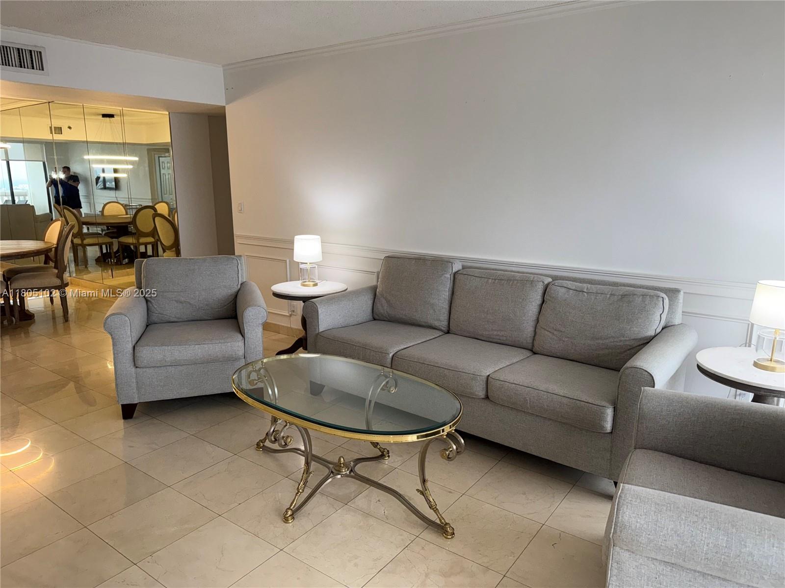 1000 W Island Blvd #2412, Aventura FL 33160