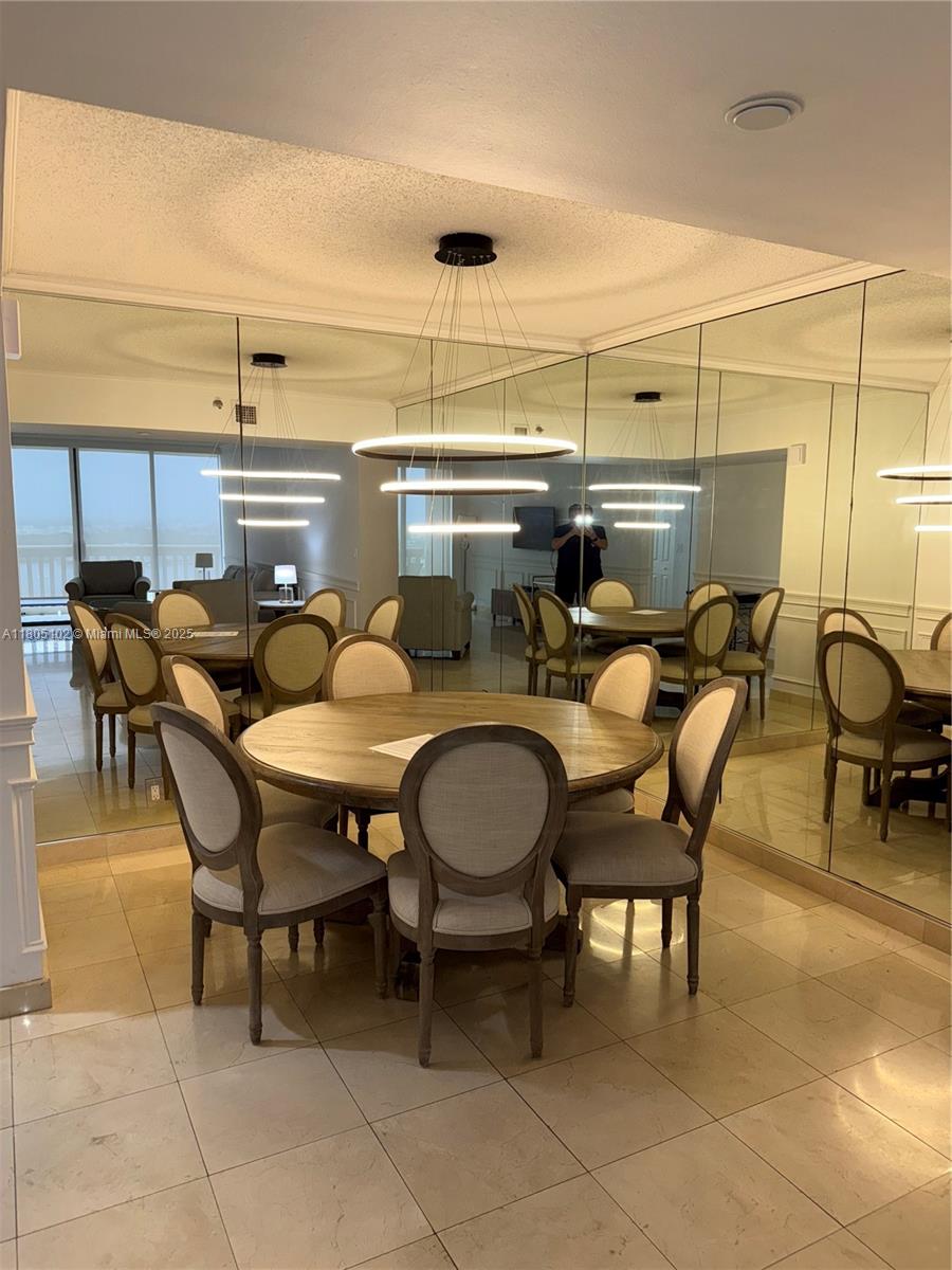 1000 W Island Blvd #2412, Aventura FL 33160