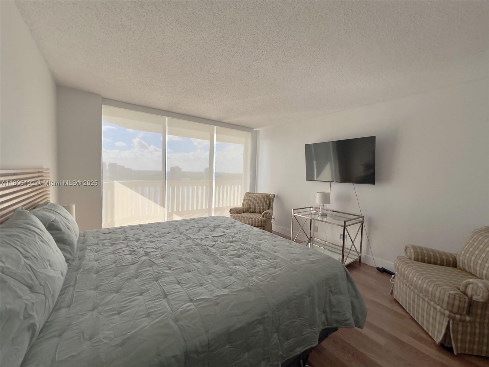 1000 W Island Blvd #2412, Aventura FL 33160