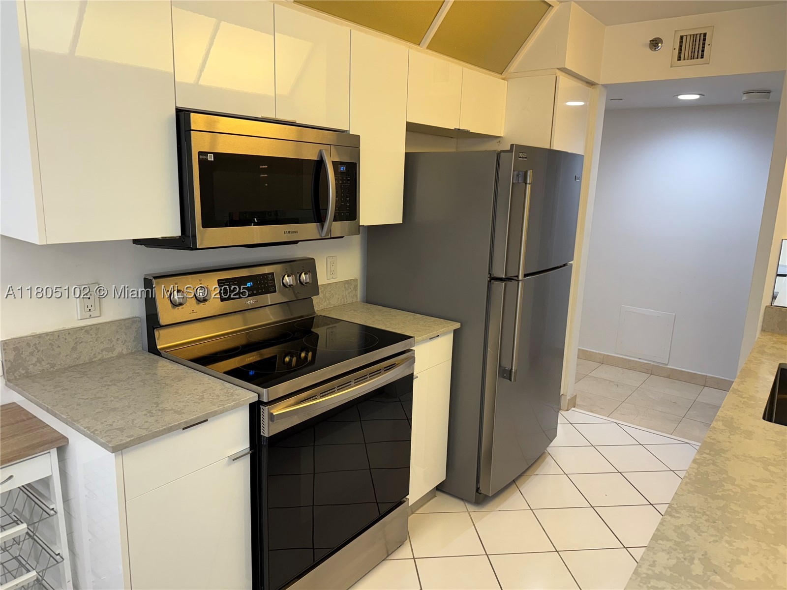 1000 W Island Blvd #2412, Aventura FL 33160